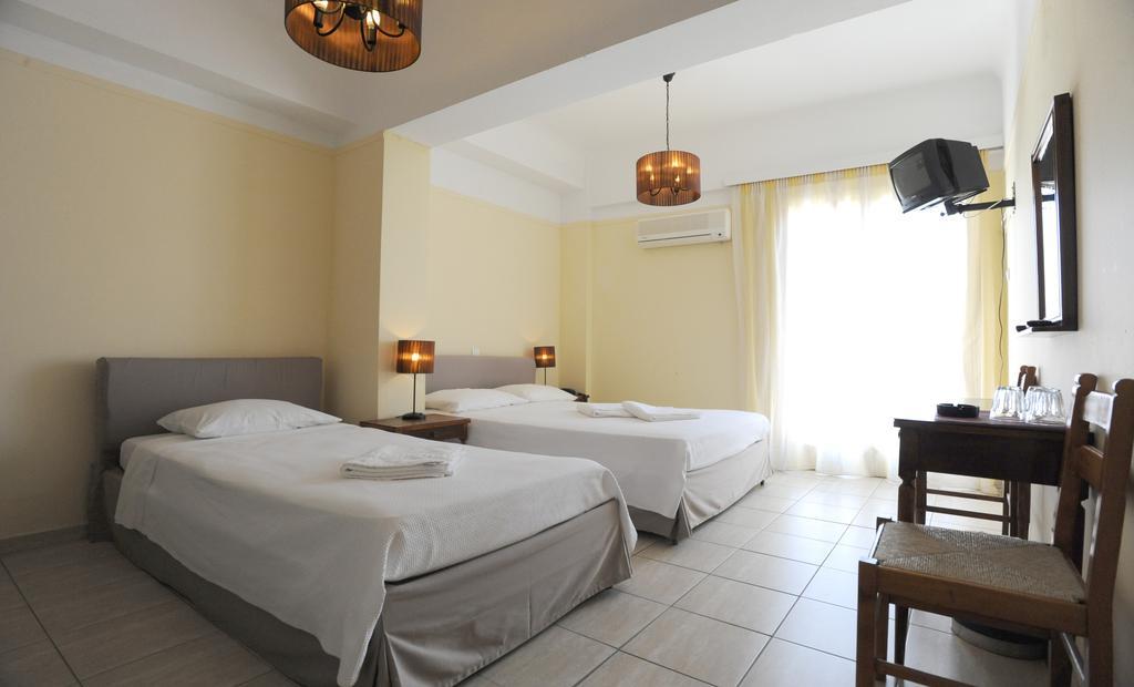 Delfinia Hotell Tínos Rum bild
